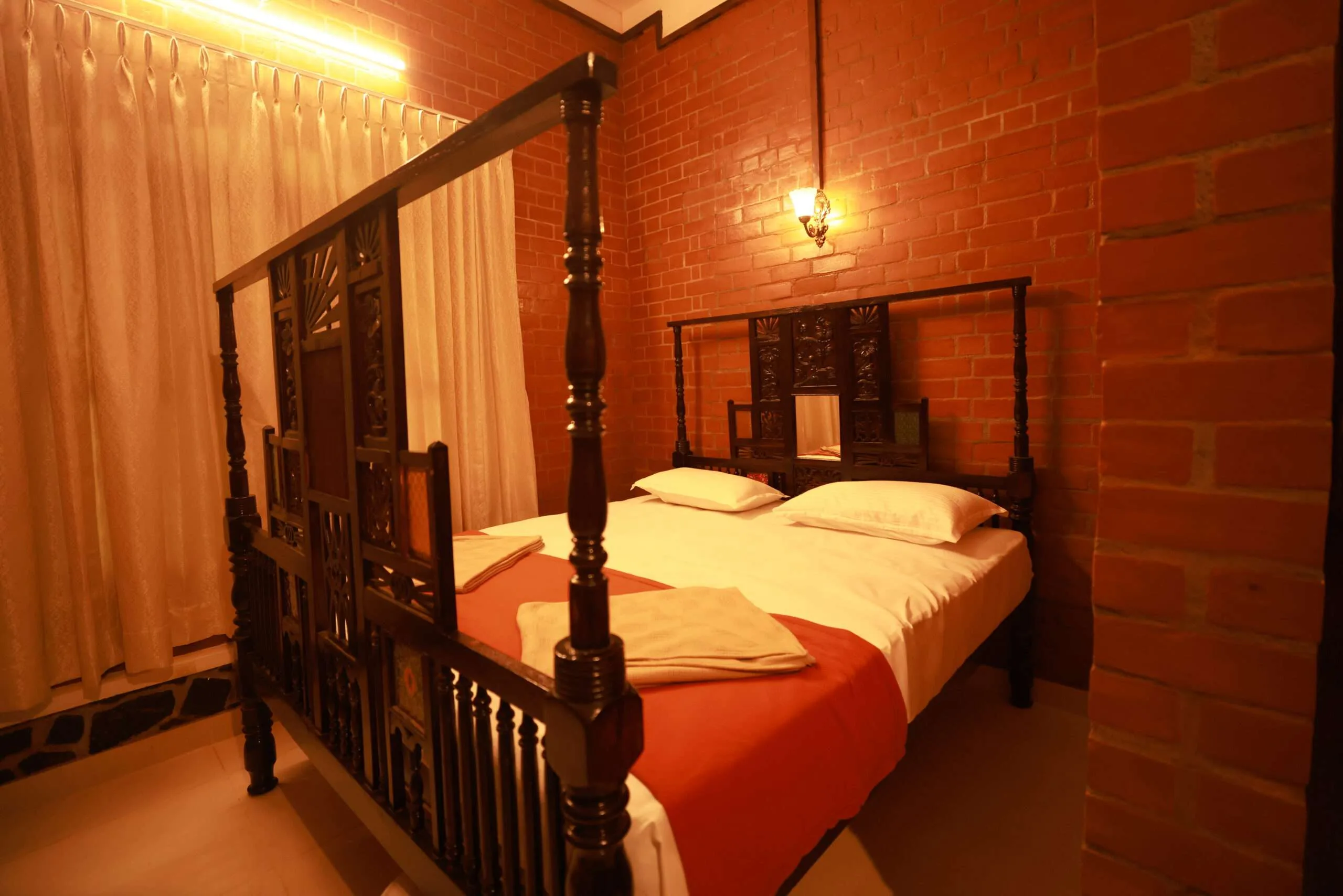 Four-Poster Heritage Bed with Ambient Lights