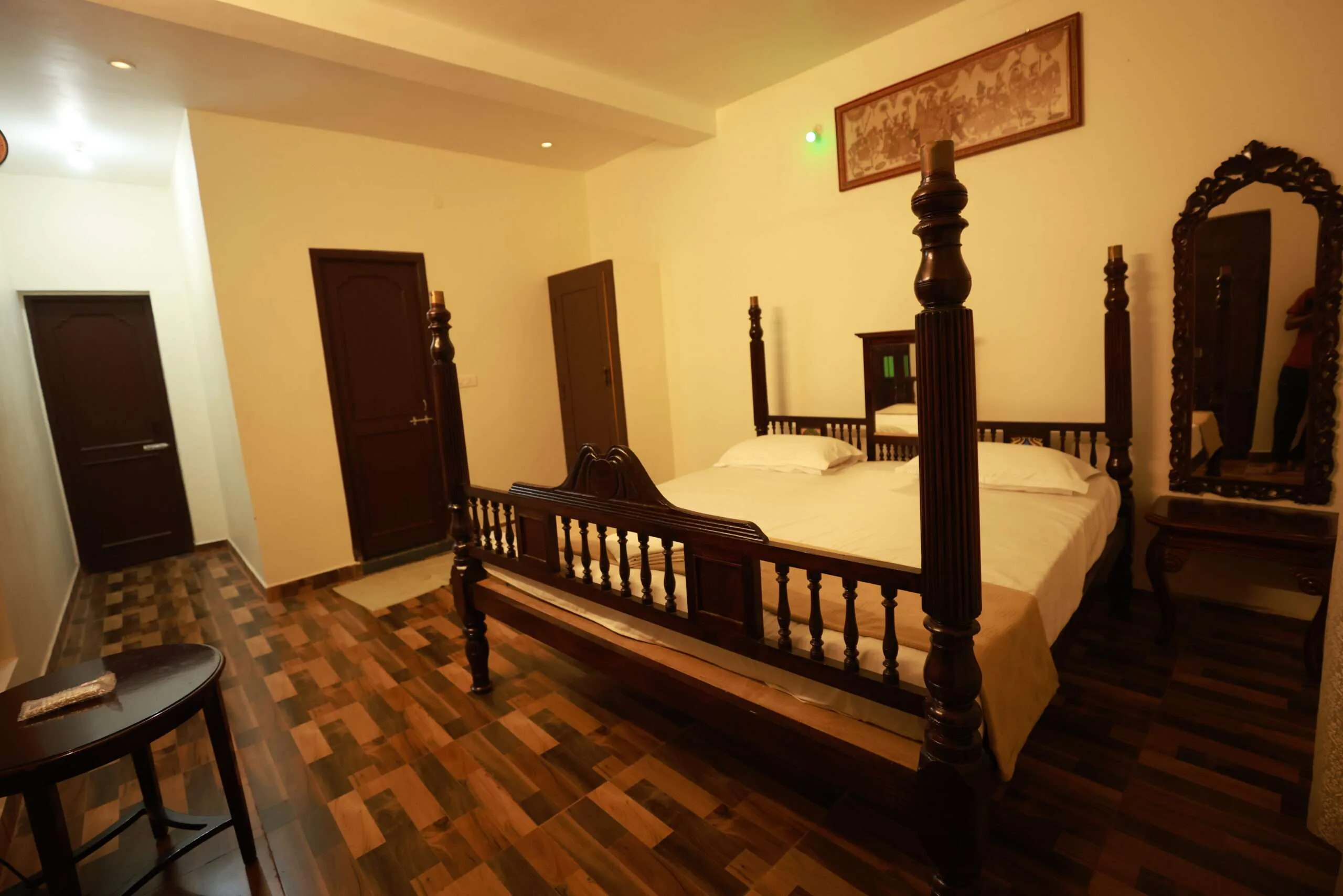 Royal Suite with Four-Poster Bed & Dressing Mirror